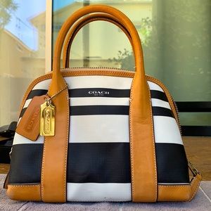 I’m selling this beautiful coach hand purse.